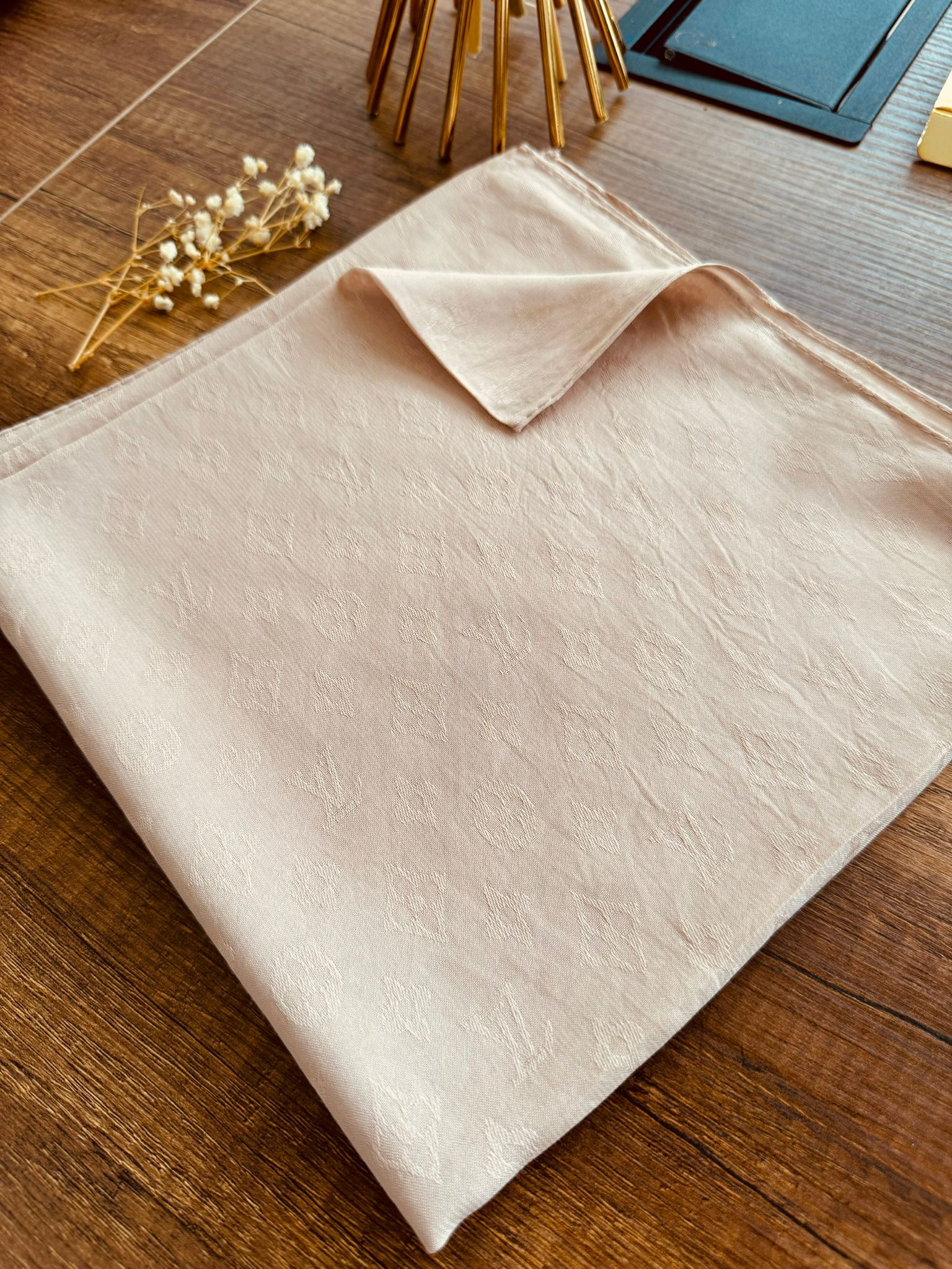 LV Krep Kraş Jakar Eşarp 50971 - Açık Bej - Organic ScarfsOrganic Scarfs